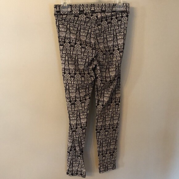 PINK VICTORIA'S SECRET MEDIUM BLACK AND WHITE AZTEC PRINT COTTON BLEND LEGGINGS - Picture 4 of 5
